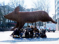 840578 Afbeelding van het metalen beeldhouwwerk 'Ode aan het varken' van Jantien Mook, op de Neude te Utrecht.N.B. Het ...